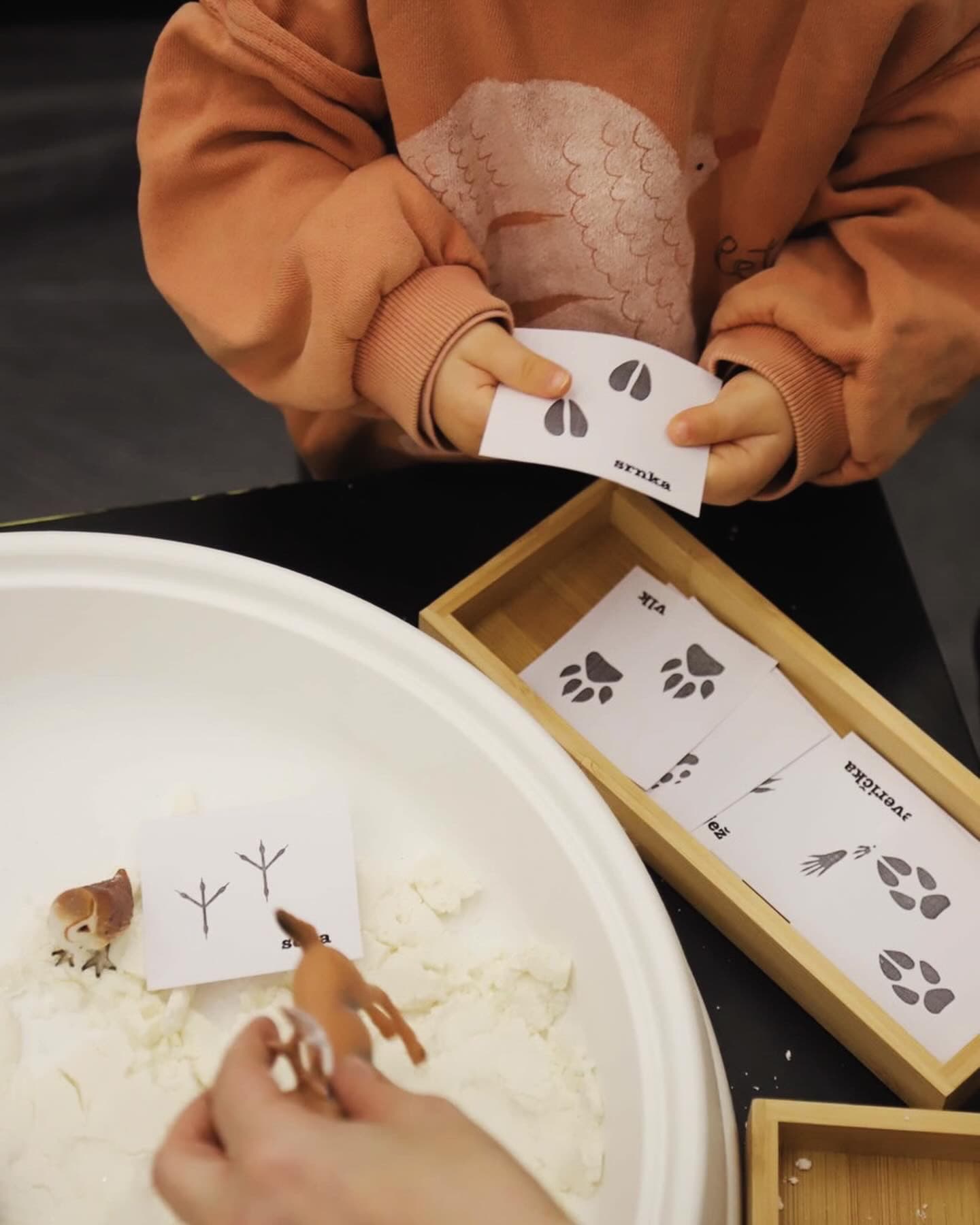 Deti sa hrajú s plastelínou