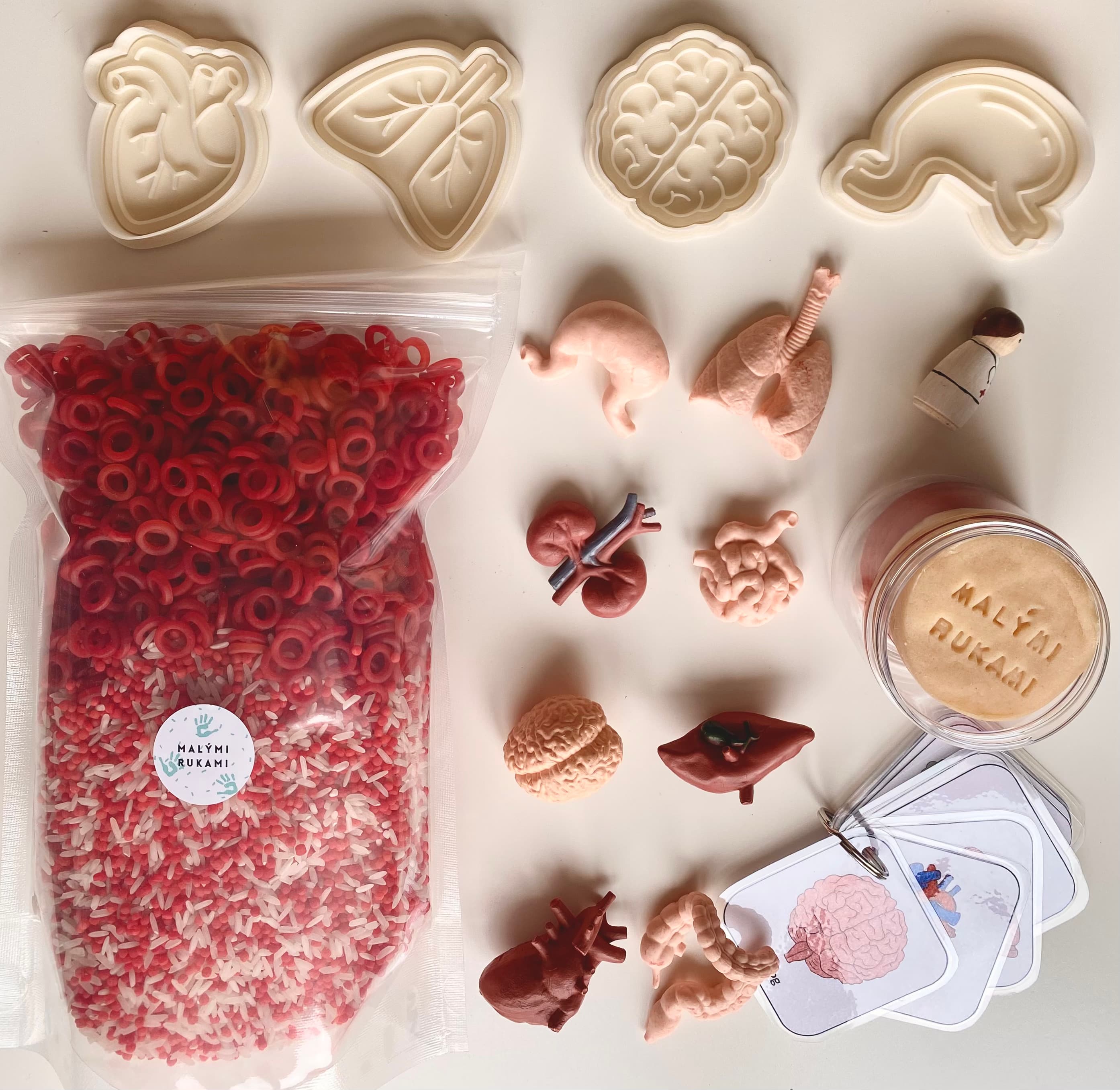 Deti sa hrajú s plastelínou